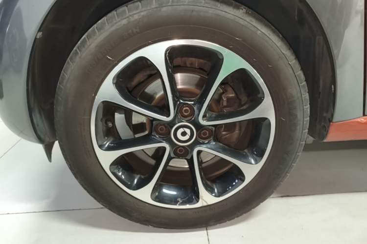 Used smart forfour 2016 1.0L 52 kW Passion Edition Left Front Wheel Hub