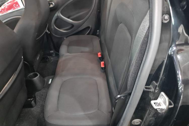 Used smart forfour 2016 1.0L 52 kW Passion Edition Left Rear Seat