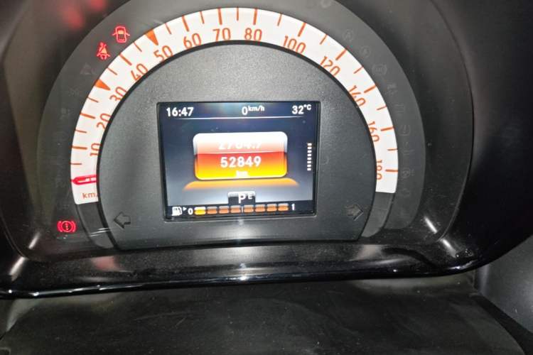 Used smart forfour 2016 1.0L 52 kW Passion Edition Odometer Close Up