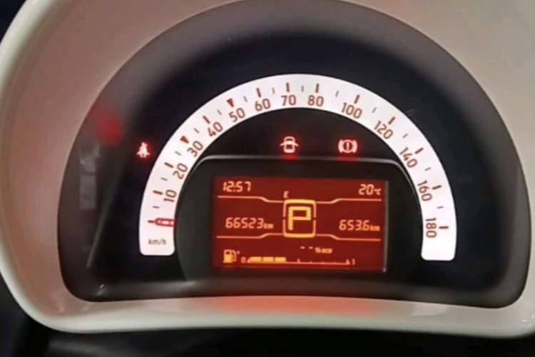Used smart forfour 2016 1.0L 52 kW Dynamic Edition Odometer Close Up