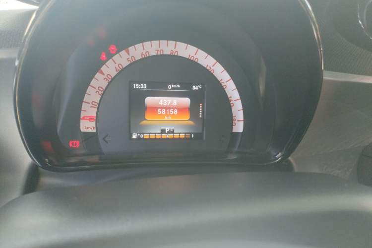 Used smart forfour 2016 0.9T 66 kW Pioneer Edition Odometer Close Up