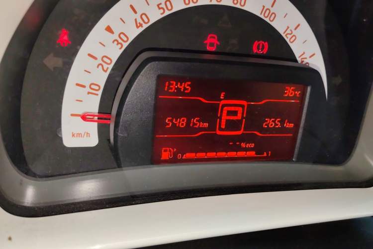 Used smart forfour 2016 1.0L 52 kW Dynamic Edition Odometer Close Up