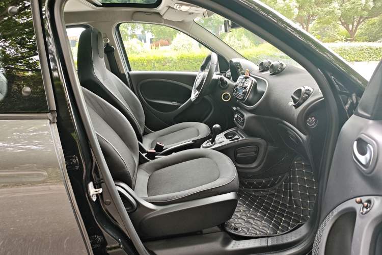 Used smart forfour 2016 1.0L 52 kW Passion Edition Right Front Seat