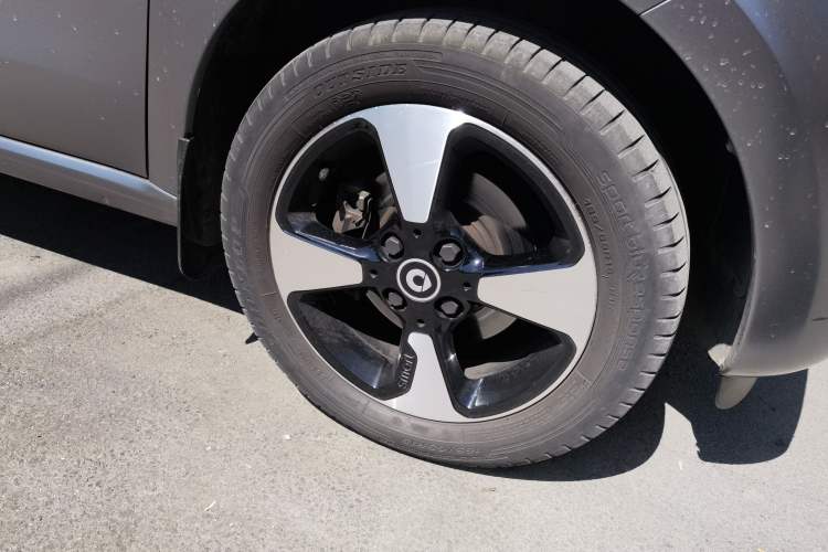 Used smart forfour 2016 1.0L 52 kW Passion Edition Right Front Wheel Hub