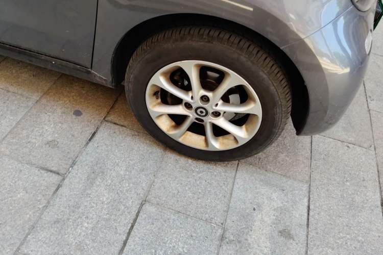 Used smart forfour 2016 1.0L 52 kW Dynamic Edition Right Front Wheel Hub