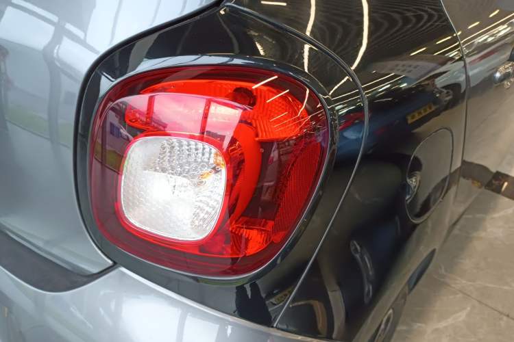 Used smart forfour 2016 1.0L 52 kW Passion Edition Right Rear Taillight