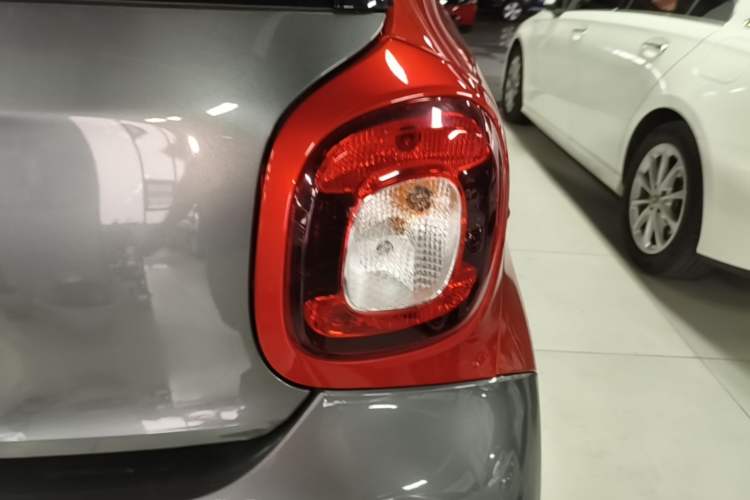Used smart forfour 2016 1.0L 52 kW Passion Edition Right Rear Taillight