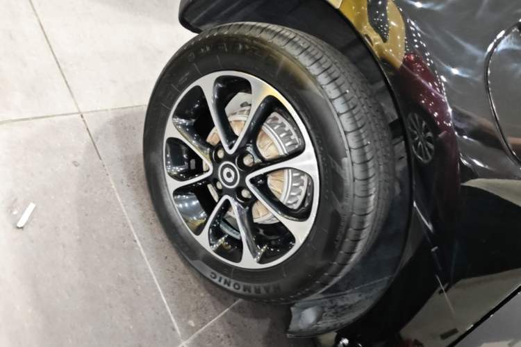 Used smart forfour 2016 1.0L 52 kW Passion Edition Right Rear Wheel Hub