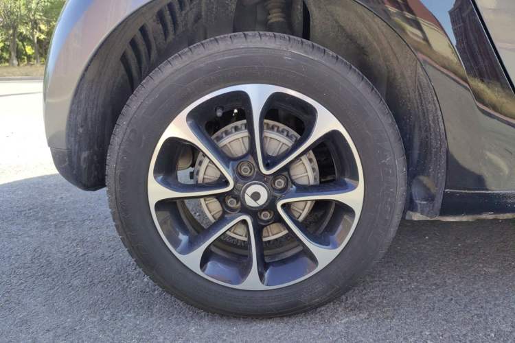 Used smart forfour 2016 1.0L 52 kW Passion Edition Right Rear Wheel Hub