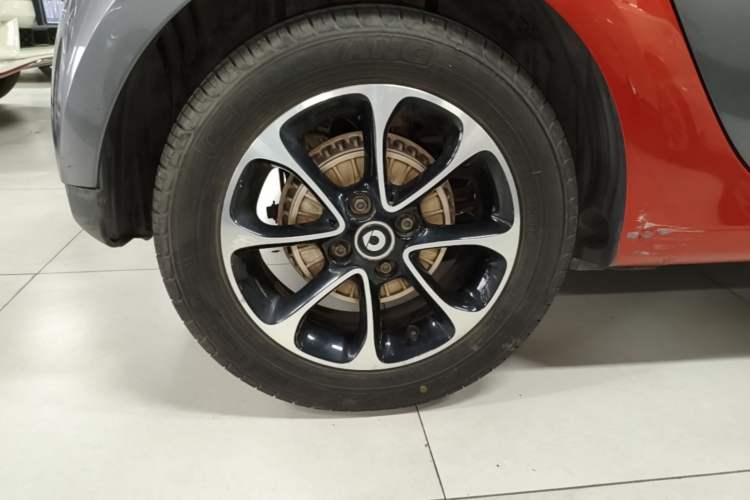 Used smart forfour 2016 1.0L 52 kW Passion Edition Right Rear Wheel Hub
