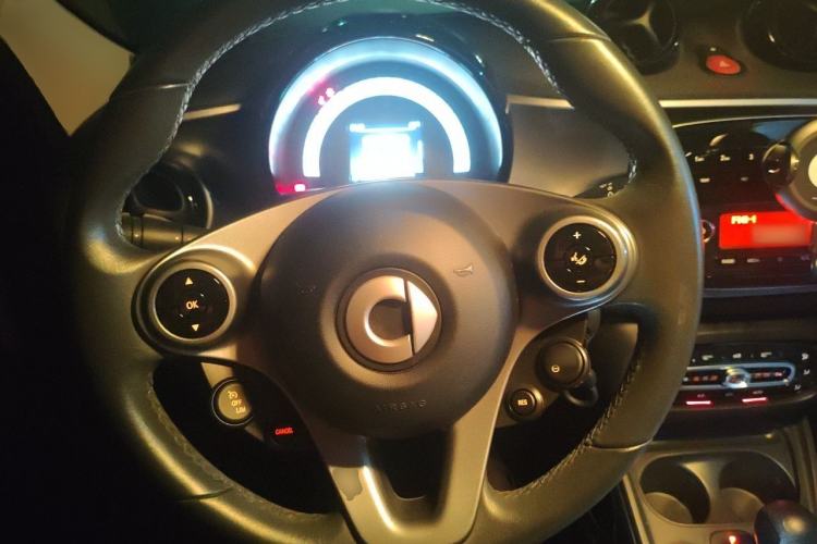 Used smart forfour 2016 1.0L 52 kW Passion Edition Steering Wheel