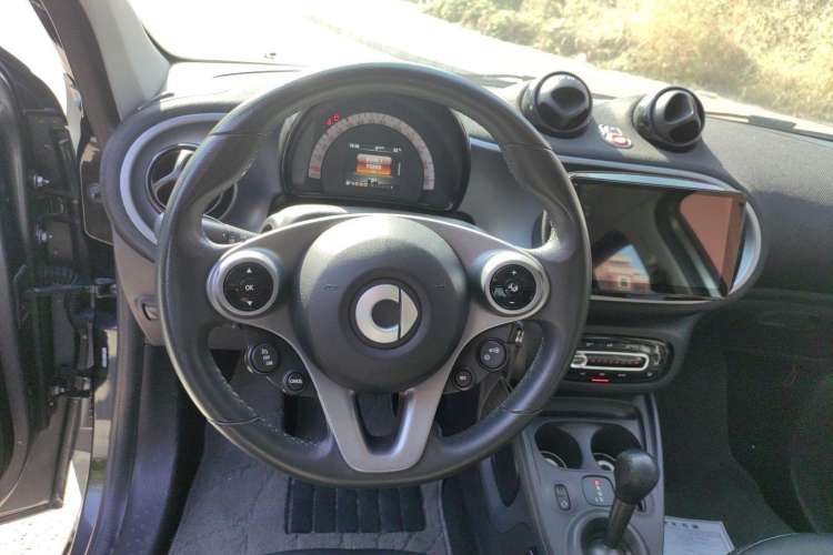Used smart forfour 2016 1.0L 52 kW Passion Edition Steering Wheel