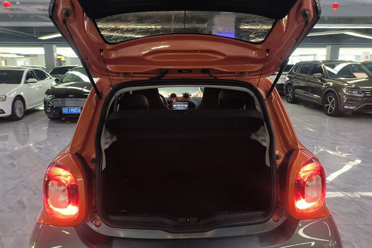 Used smart forfour 2016 1.0L 52 kW Dynamic Edition Trunk