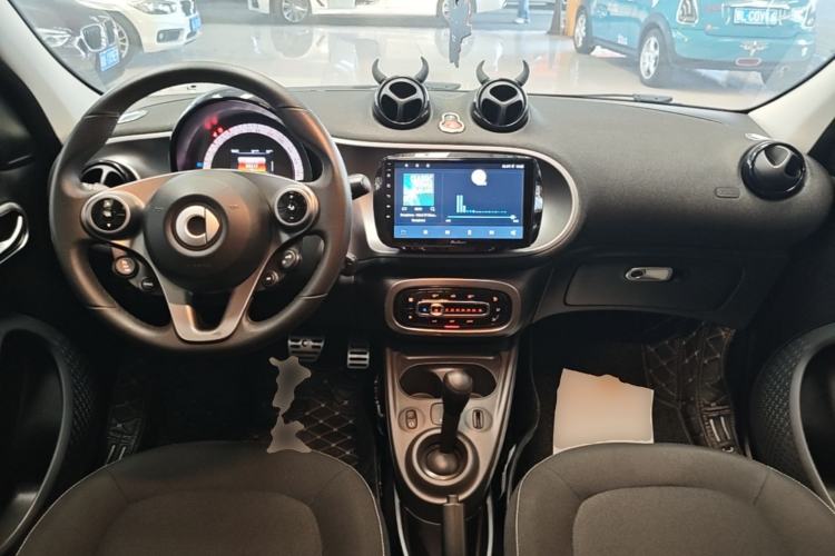 Used smart forfour 2016 1.0L 52 kW Passion Edition Center Console
