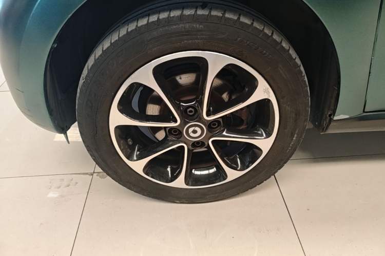 Used smart forfour 2016 1.0L 52 kW Passion Edition Left Front Wheel Hub