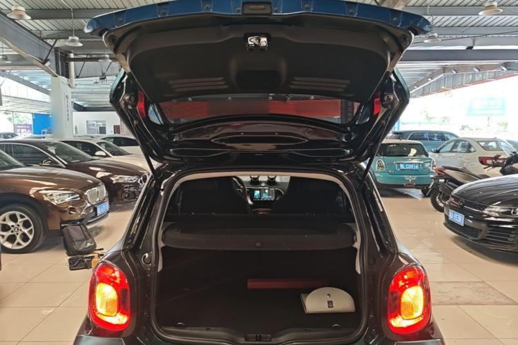 Used smart forfour 2016 1.0L 52 kW Passion Edition Trunk