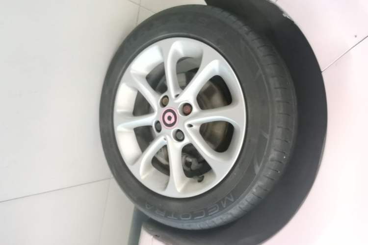 Used smart forfour 2016 1.0L 52 kW Dynamic Edition Left Front Wheel Hub