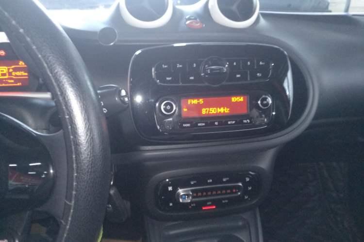 Used smart forfour 2016 1.0L 52 kW Dynamic Edition Audio And AC Panel