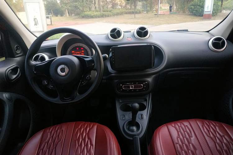 Used smart forfour 2016 1.0L 52 kW Dynamic Edition Center Console