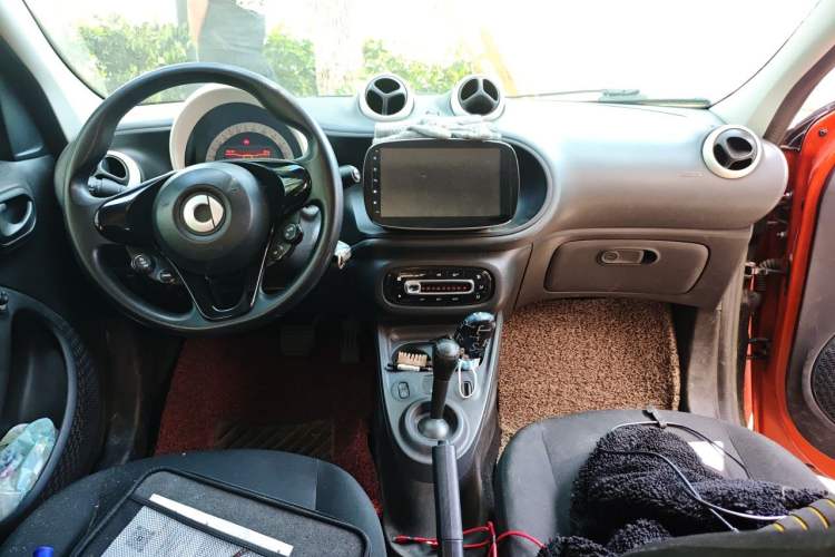 Used smart forfour 2016 1.0L 52 kW Dynamic Edition Center Console