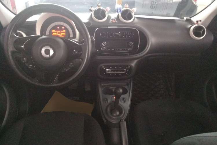 Used smart forfour 2016 1.0L 52 kW Dynamic Edition Center Console