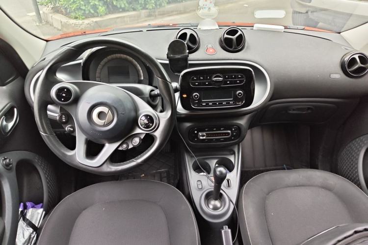 Used smart forfour 2016 1.0L 52 kW Passion Edition Center Console