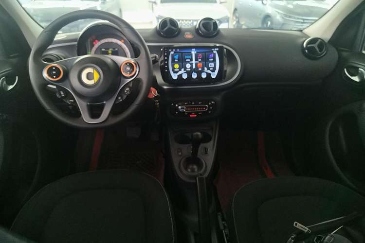 Used smart forfour 2016 1.0L 52 kW Passion Edition Center Console