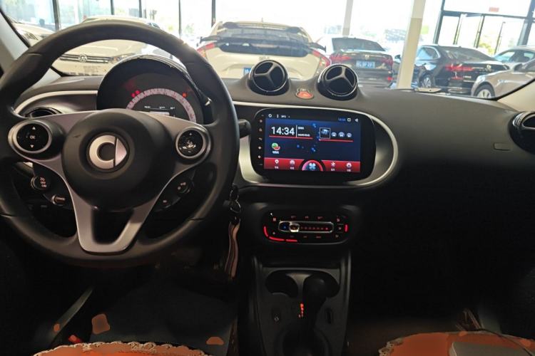 Used smart forfour 2016 1.0L 52 kW Passion Edition Center Console