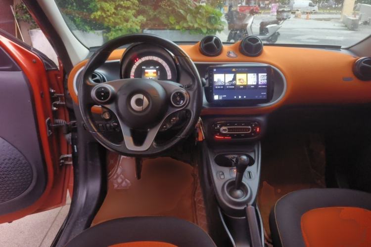 Used smart forfour 2016 1.0L 52 kW Passion Edition Center Console