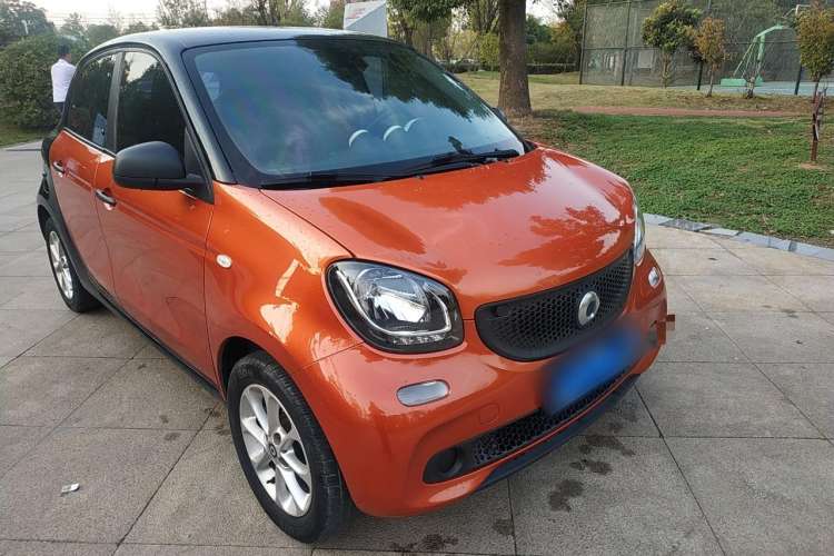 Used smart forfour 2016 1.0L 52 kW Dynamic Edition Front Right 45 Deg