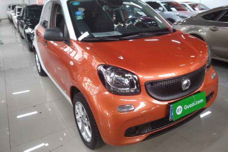 Used smart forfour 2016 1.0L 52 kW Dynamic Edition Front Right 45 Deg