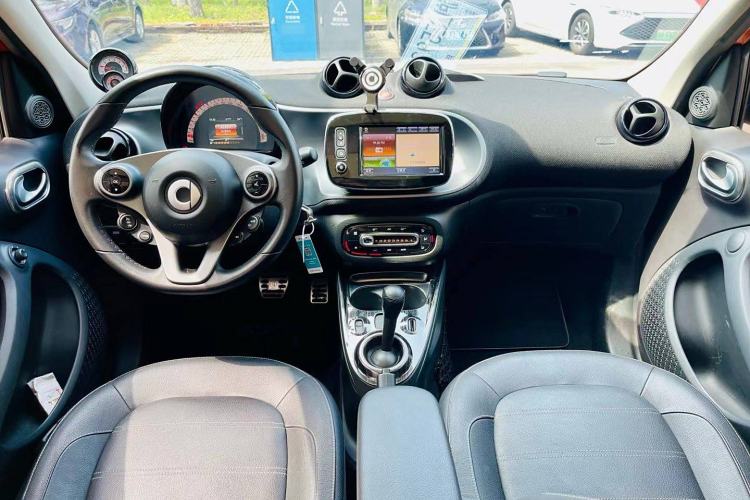 Used smart forfour 2016 0.9T 66 kW Pioneer Edition Interior 1