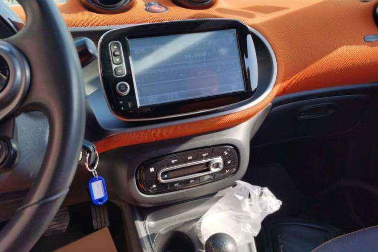 Used smart forfour 2016 1.0L 52 kW Passion Edition Interior 3