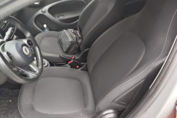 Used smart forfour 2016 1.0L 52 kW Passion Edition Left Front Seat