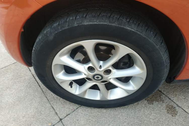 Used smart forfour 2016 1.0L 52 kW Dynamic Edition Left Front Wheel Hub