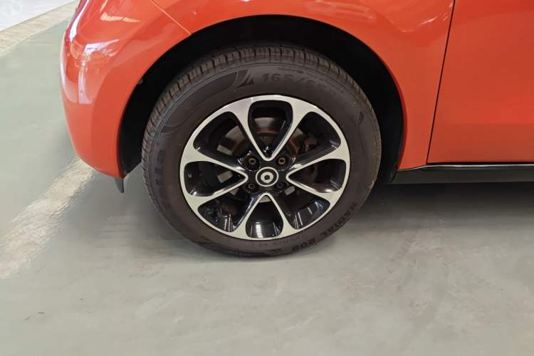 Used smart forfour 2016 1.0L 52 kW Passion Edition Left Front Wheel Hub