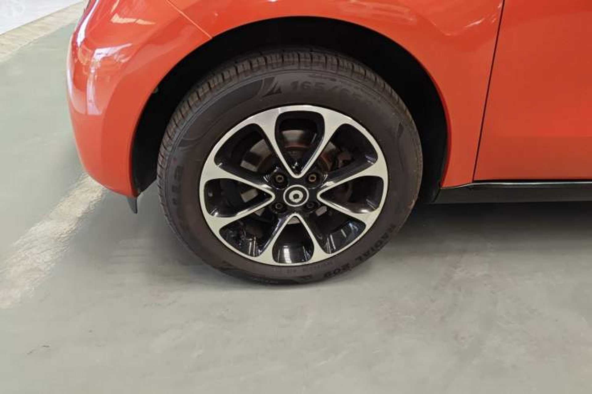 Used smart forfour 2016 1.0L 52 kW Passion Edition Left Front Wheel Hub