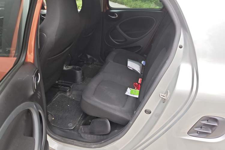 Used smart forfour 2016 1.0L 52 kW Passion Edition Left Rear Seat