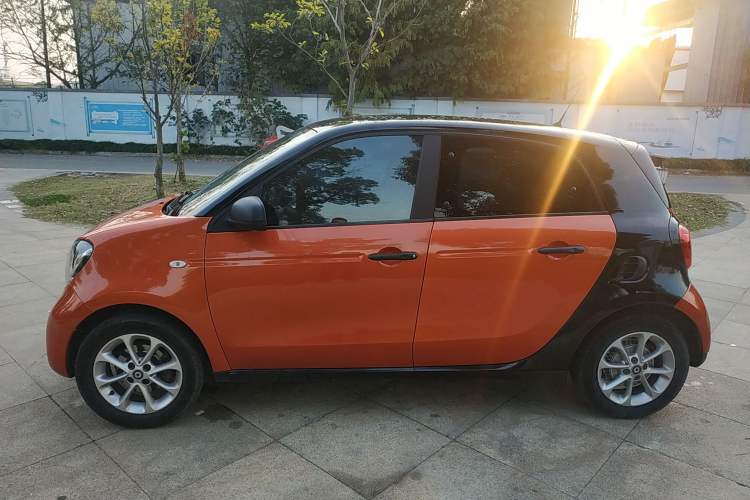 Used smart forfour 2016 1.0L 52 kW Dynamic Edition Left Side