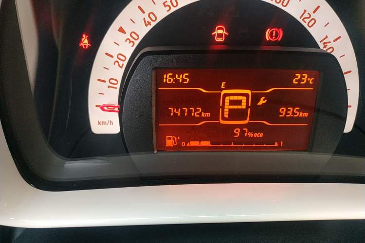 Used smart forfour 2016 1.0L 52 kW Dynamic Edition Odometer Close Up