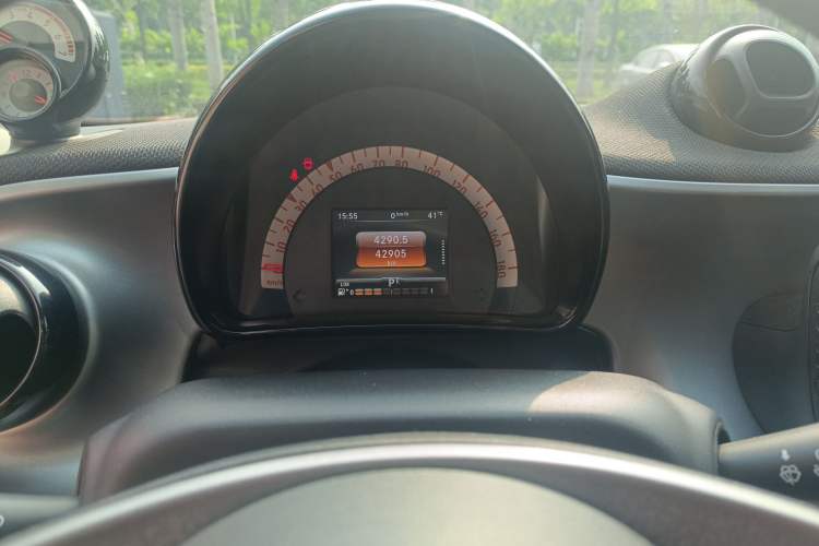 Used smart forfour 2016 0.9T 66 kW Pioneer Edition Odometer Close Up