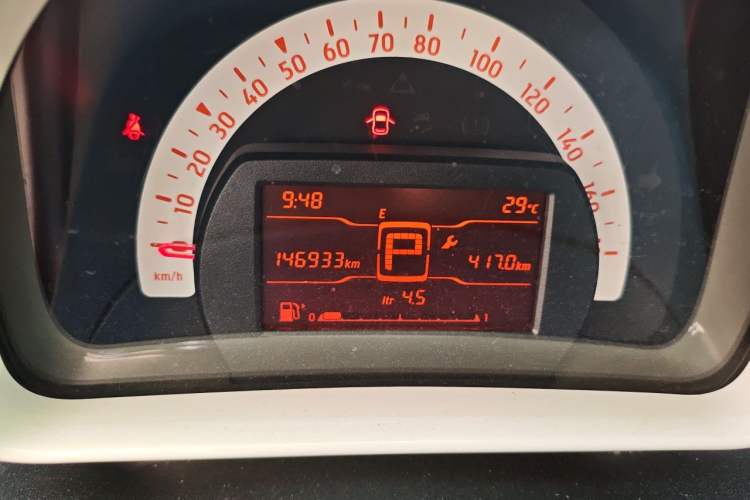 Used smart forfour 2016 1.0L 52 kW Dynamic Edition Odometer Close Up
