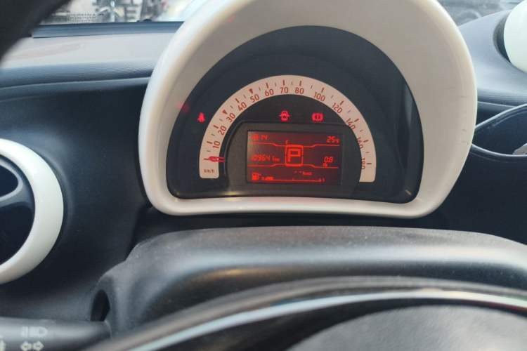 Used smart forfour 2016 1.0L 52 kW Dynamic Edition Odometer Close Up