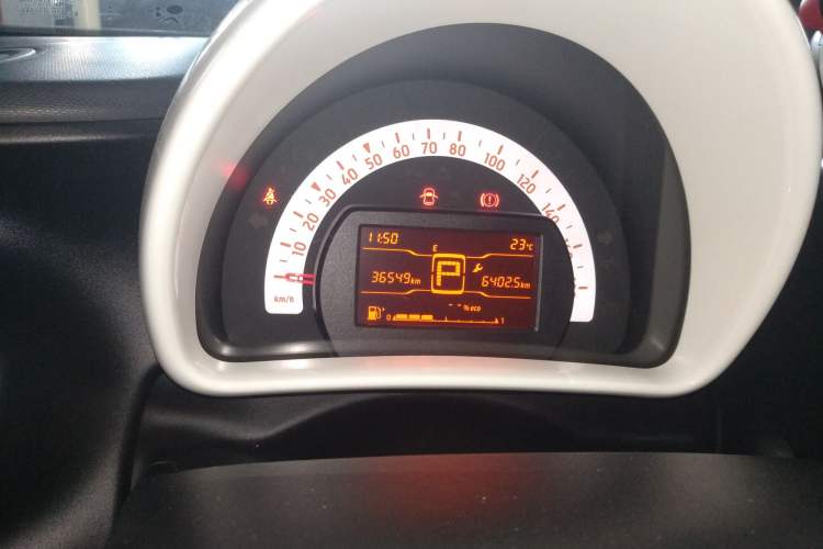 Used smart forfour 2016 1.0L 52 kW Dynamic Edition Odometer Close Up