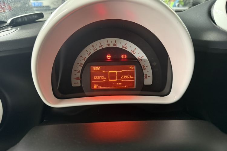 Used smart forfour 2016 1.0L 52 kW Dynamic Edition Odometer Close Up