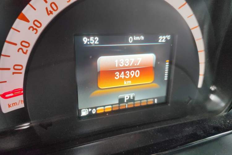 Used smart forfour 2016 0.9T 66 kW Pioneer Edition Odometer Close Up