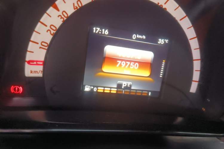 Used smart forfour 2016 1.0L 52 kW Passion Edition Odometer Close Up