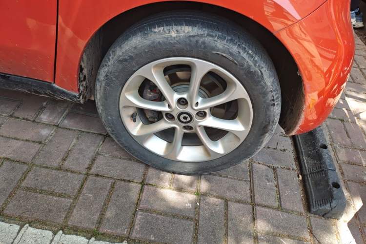 Used smart forfour 2016 1.0L 52 kW Dynamic Edition Right Front Wheel Hub