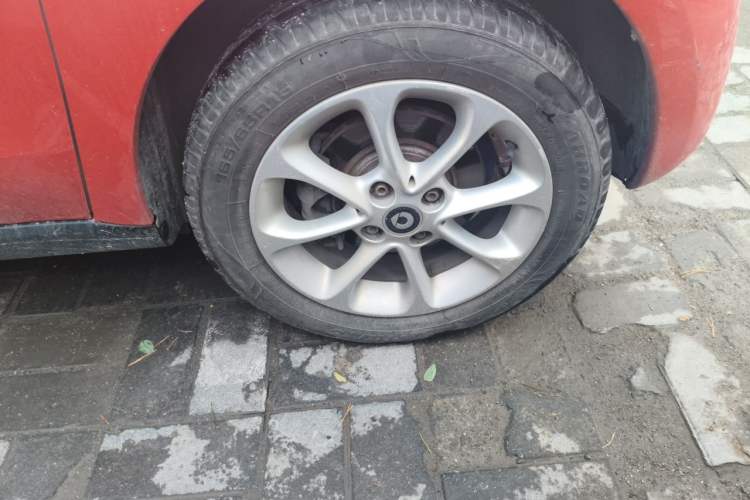 Used smart forfour 2016 1.0L 52 kW Dynamic Edition Right Front Wheel Hub