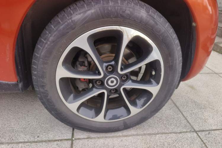 Used smart forfour 2016 1.0L 52 kW Passion Edition Right Front Wheel Hub
